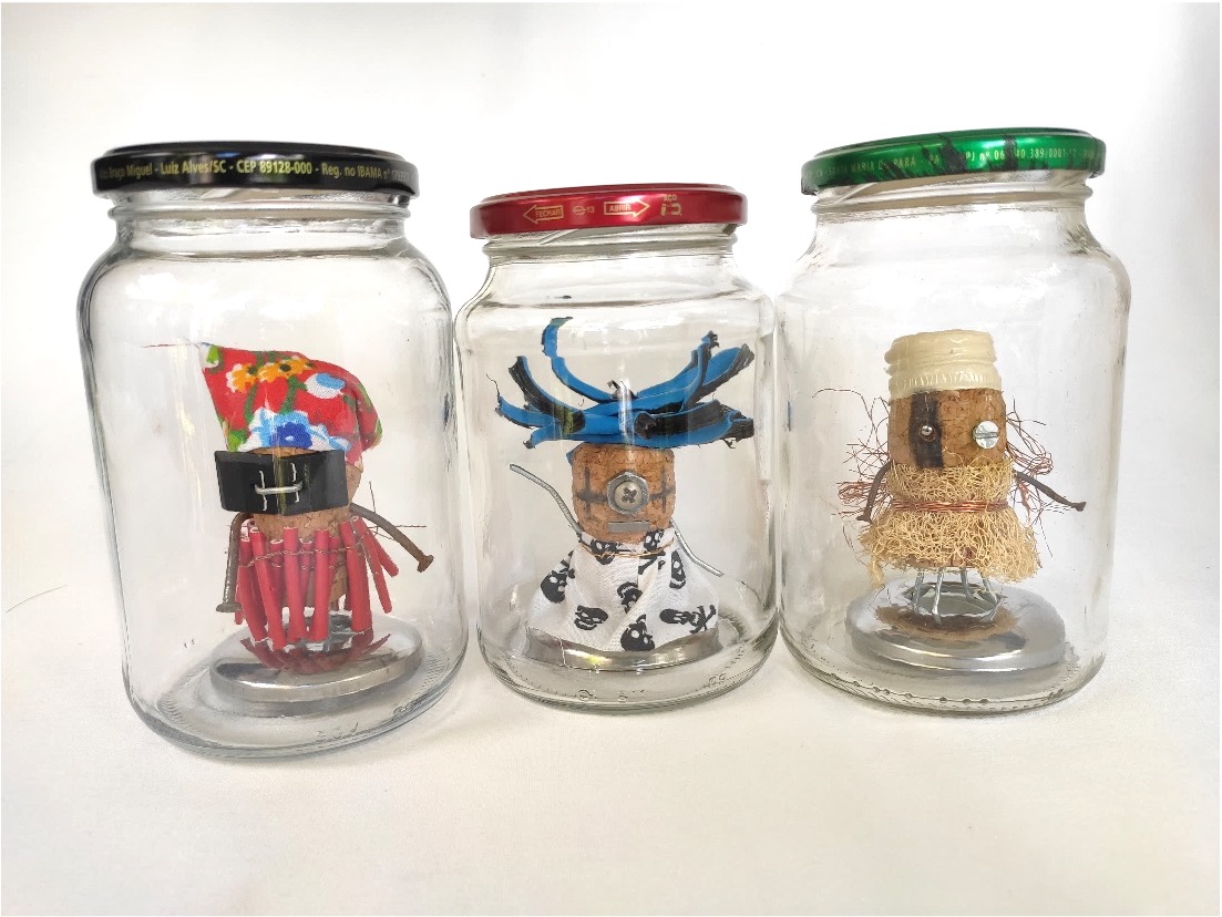 Monstrinhos dentro dos relicários de vidro