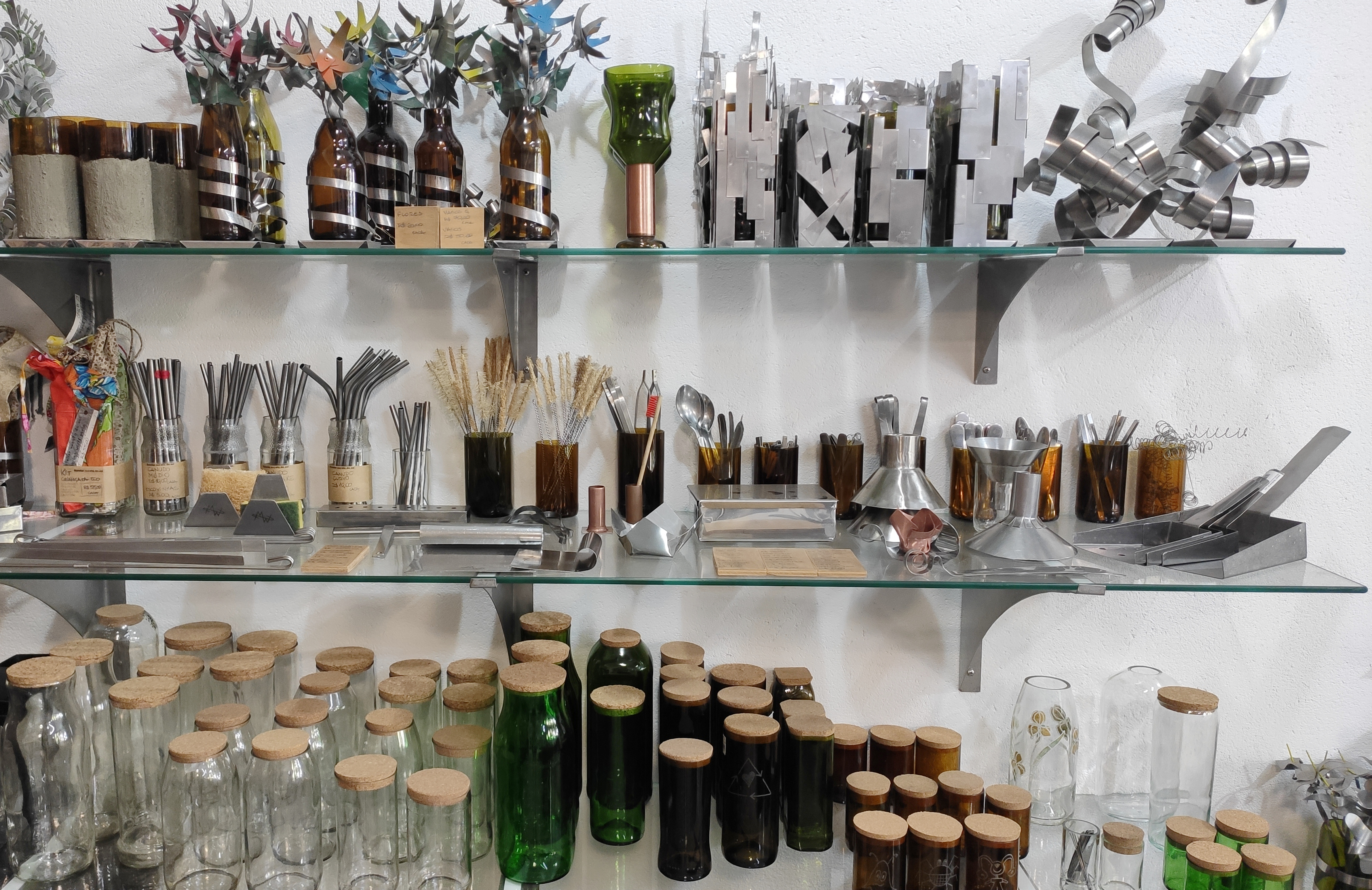 Prateleiras do Atelier Sucata do Sol com peças e produtos